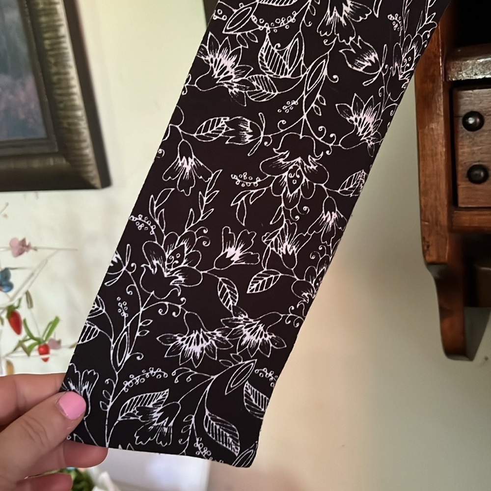 LULAROE black and white long-sleeved paisley, knee-length dress, Size M, EUC - Picture 4 of 7